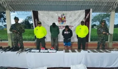 Los capturados junto a las autoridades.