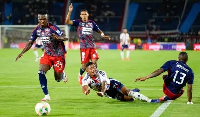 Acción de juego del último enfrentamiento entre Junior y Medellín.
