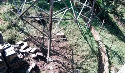 Daños en la torre de transmisión de energía atacada.