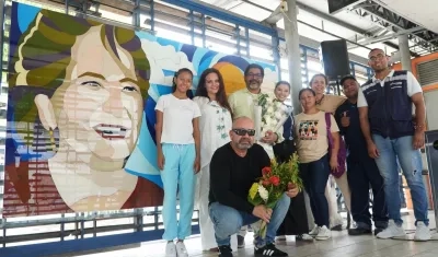 Homenaje a Esthercita Forero en la estación de Transmetro.