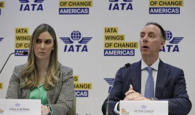 Peter Cerdá, vicepresidente regional de Asociación Internacional de Transporte Aéreo (IATA) junto a Paula Bernal, gerente general para Colombia.  IATA, 