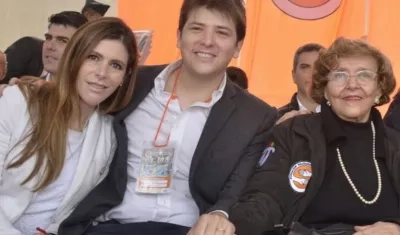 Nydia Uribe con sus nietos María Carolina Hoyos y Miguel Uribe. 