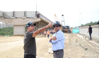 Alcalde Alejandro Char inspeccionando obra.