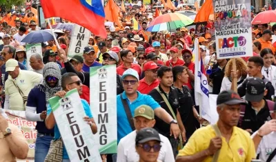 Cientos de personas salieron a las calles para marchar en apoyo a las reformas sociales.