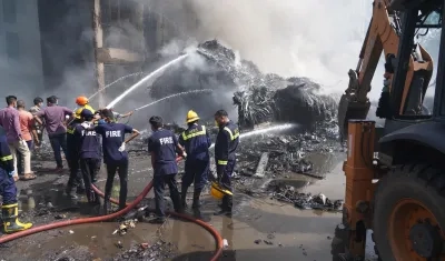 Bomberos trabajando en el lugar del accidente aéreo, en India. 