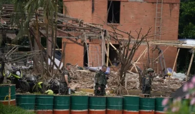  Integrantes de las Fuerzas Armadas en una de las áreas donde ocurrió una explosión este martes, en Cali. 