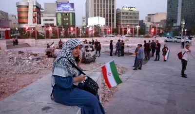 Mujer con bandera iraní.