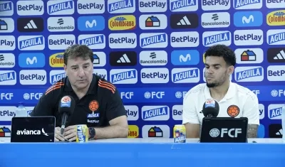 Néstor Lorenzo, entrenador de la Selección Colombia, y Luis Díaz.