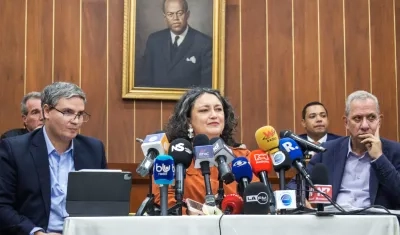 La senadora Angélica Lozano (centro).