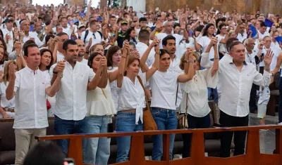 El presidente del Congreso, Efraín Cepeda estuvo presente en la eucaristía. 