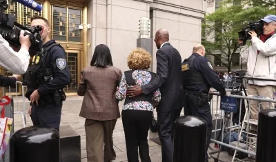 Madre de Sean 'Diddy', a las afueras del juzgado federal en el que se realiza el juicio por tráfico sexual de Combs, en Nueva York. 