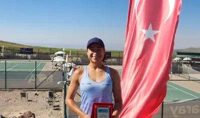 María Fernanda Herazo posando con su credencial de campeona de dobles.