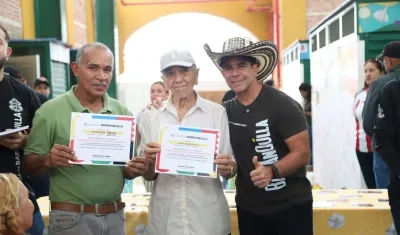 Alcalde Char entrega las certificaciones a los comerciantes. 