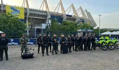Autoridades en el estadio Metropolitano.