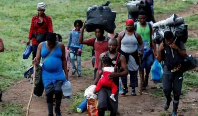 Migrantes haitianos en su camino hacia Panamá por el Tapón del Darién en Acandí, Colombia.