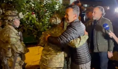 Los ministros de Defensa y del Interior recibieron a los militares rescatados. 