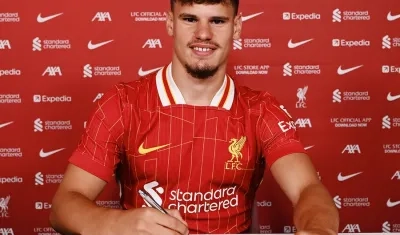 Milos Kerkez, nuevo jugador de Liverpool.