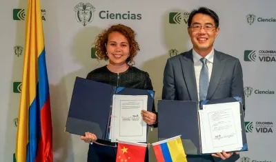 La ministra de Ciencias, Yesenia Olaya, y el Embajador de China en Colombia, Zhu Jingyang.