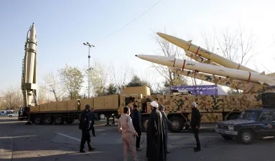 Funcionarios iraníes reunidos alrededor misiles exhibidos en la mezquita Mosallah, en Irán. 