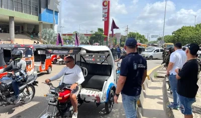 Protesta pacífica de los motocarristas en Soledad. 