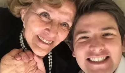 Nydia Quintero con su nieto Miguel Uribe.