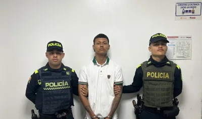 El hombre capturado con panfletos de la banda 'Los costeños'. 