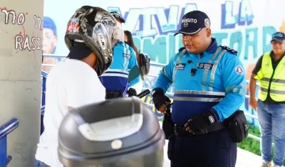 Agentes durante la pedagogía a peatones y motociclistas.