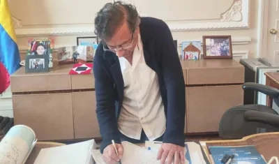 El Presidente Gustavo Petro firmando el decreto.