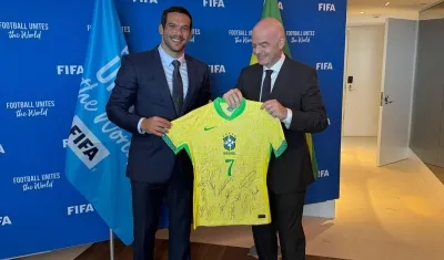 Samir Xaud y el presidente de la FIFA, Gianni Infantino. 