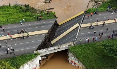 El puente colapsado. 