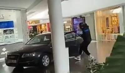 Los ladrones durante el robo al interior del centro comercial. 