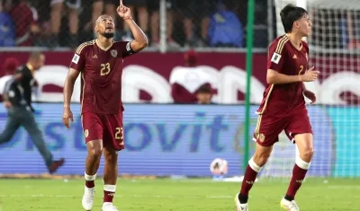 Salomón Rondón, de Venezuela, celebra su gol.