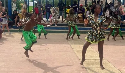 Niños y jóvenes bailan ritmos afrocaribeños.