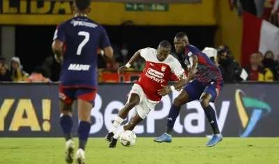 Hugo Rodallega, de Santa Fe, disputa un balón con Jhon Palacios, de Medellín,