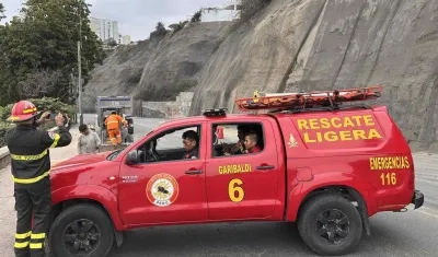 Integrantes de equipos de rescate cierran la avenida Costa Verde