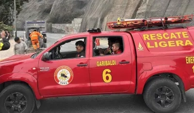 Equipo de rescate en Perú.