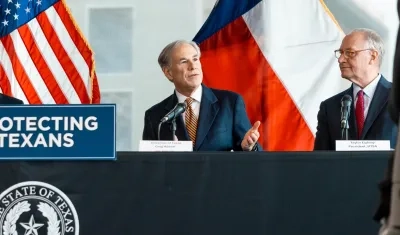El gobernador de Texas, Greg Abbott (izquierda).
