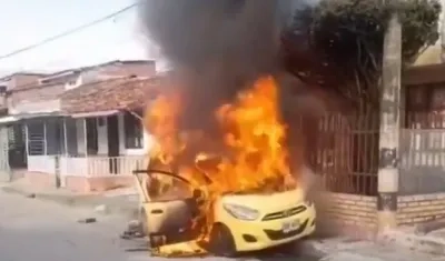 Quema de vehículo en Tuluá.