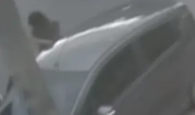 Carro donde presuntamente Carlos Eduardo Mora González habría participado en el atentado.