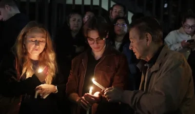 Velatón en las afueras de la Fundación Santa Fe 