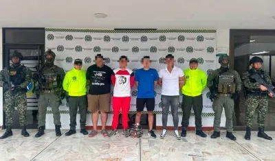 Los capturados junto a las autoridades.