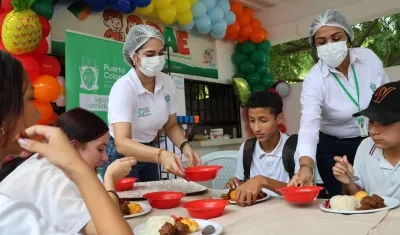  La gestora social de Puerto Colombia, Katherine De la Hoz, durante la entrega de alimentos.