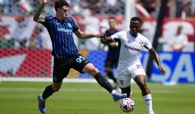 El colombiano Jhon Arias intenta superar la marca de Bastoni, del Inter de Milán. 