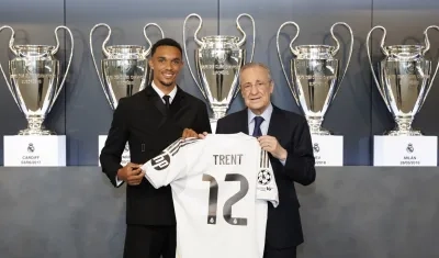 Trent Alexander-Arnold con Florentino Pérez, presidente del Real Madrid. 