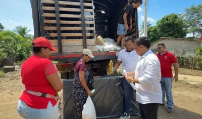 Entrega de las ayudas humanitarias en Luruaco. 