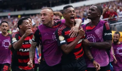 Jugadores del Flamengo celebran el gol del empate marcado por Bruno Henrique.