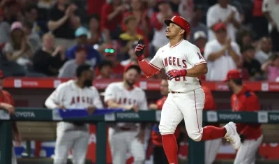 Gustavo Campero llegando al plato tras conectar jonrón en el séptimo inning. 