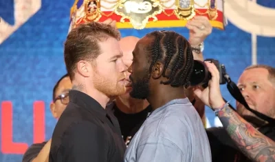 Saúl 'Canelo' Álvarez y Terence Crawford, en el cara a cara en Nueva York. 