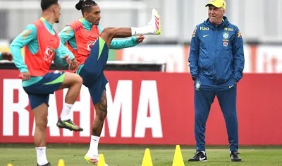 Carlo Ancelotti dirigiendo una práctica de la selección brasileña. 
