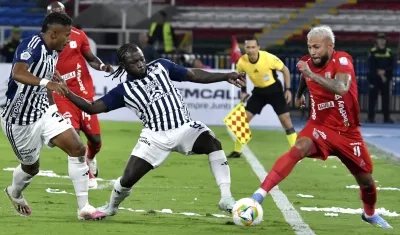 Yimmi Chará disputa la pelota con Duván Vergara, del América.